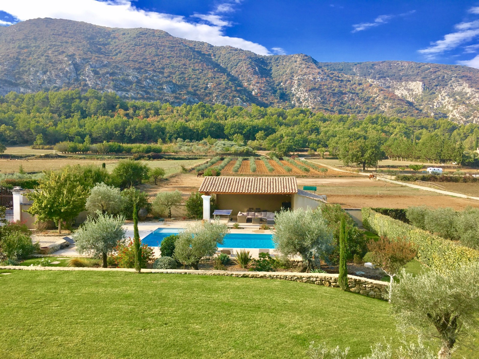 Maubec, maison traditionnelle avec vue et piscine   