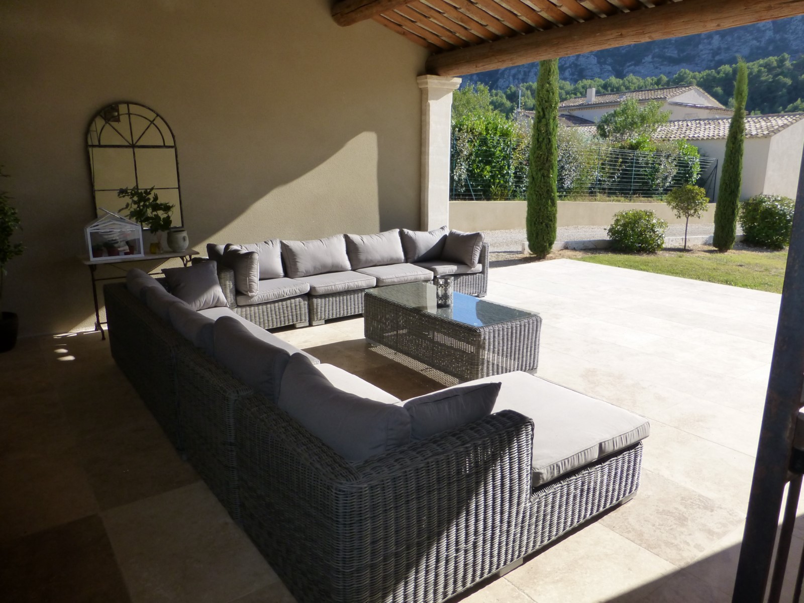 Maubec, maison traditionnelle avec vue et piscine   
