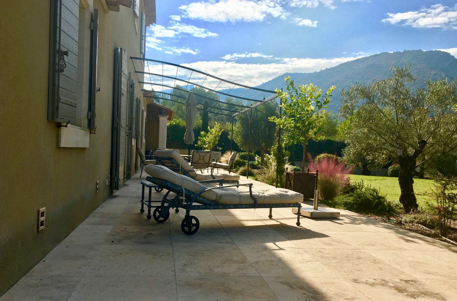 Maubec, maison traditionnelle avec vue et piscine   
