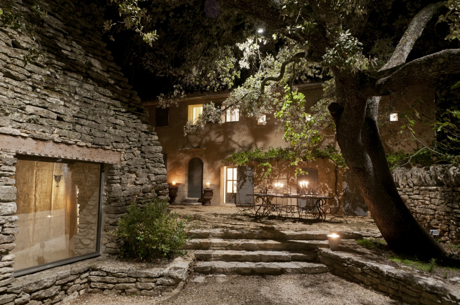 Gordes, authentique bergerie rénovée au calme sur plus d'un hectare   