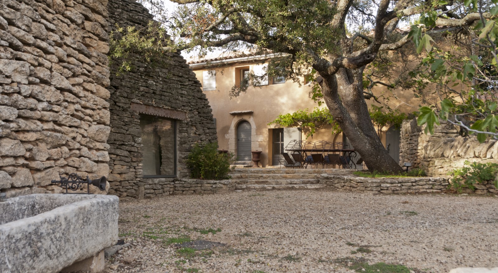 Gordes, authentique bergerie rénovée au calme sur plus d'un hectare   