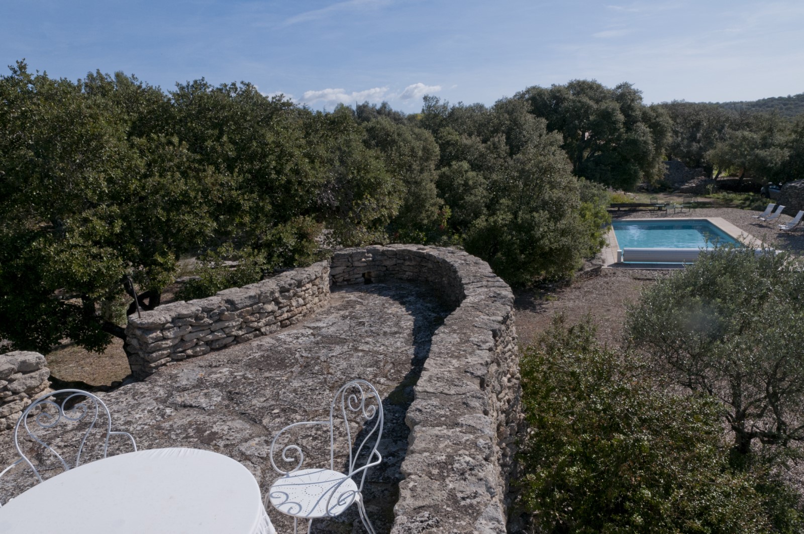 Gordes, authentique bergerie rénovée au calme sur plus d'un hectare   