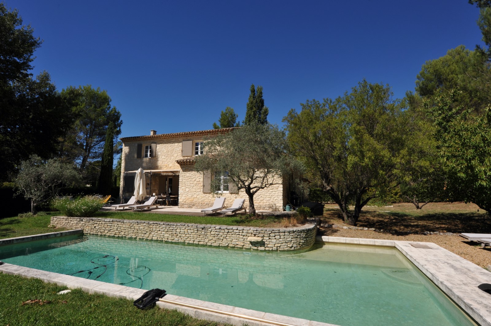 Luberon, maison de hameau en pierres avec piscine et belles prestations   