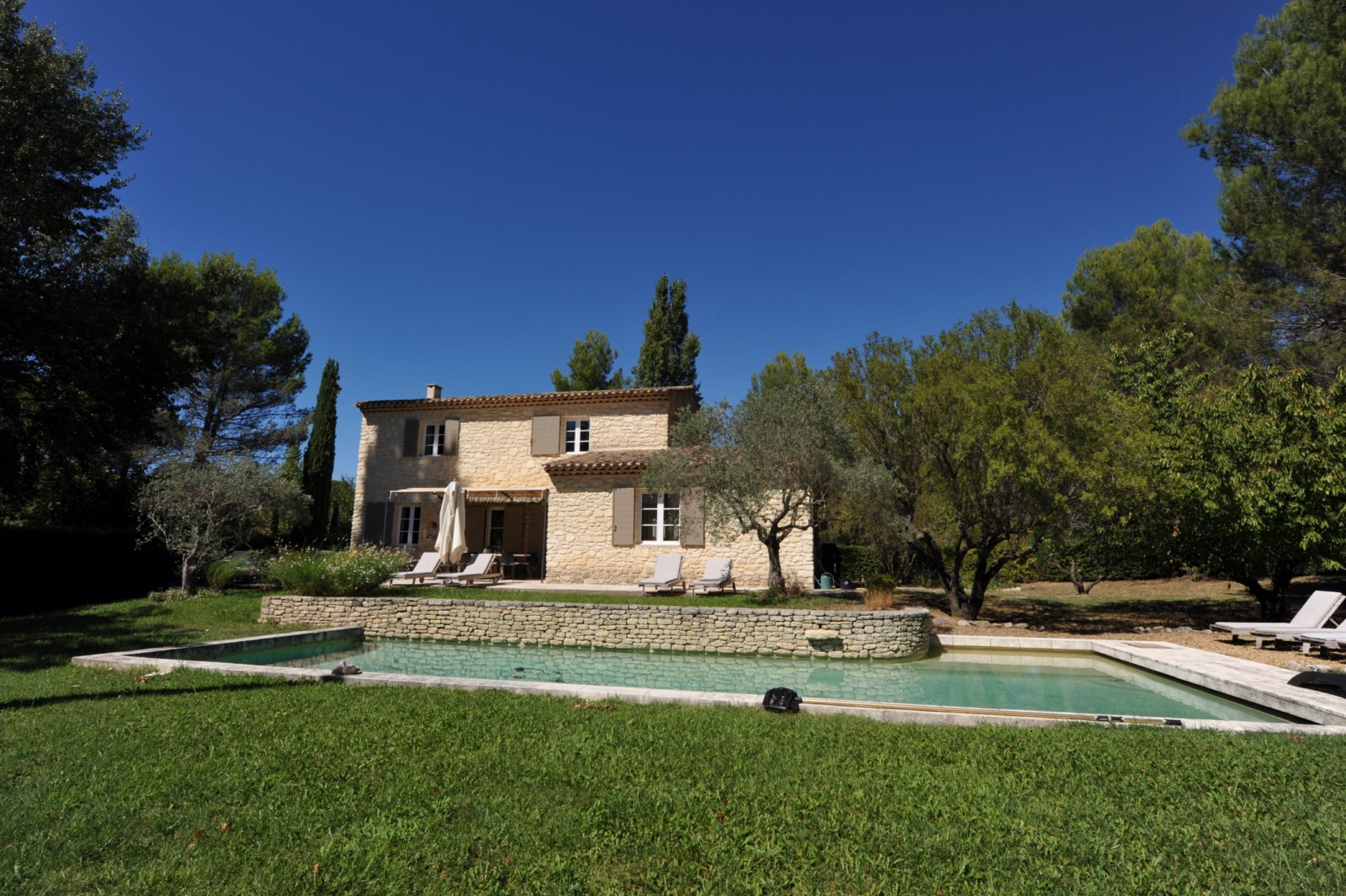 Luberon, maison de hameau en pierres avec piscine et belles prestations   
