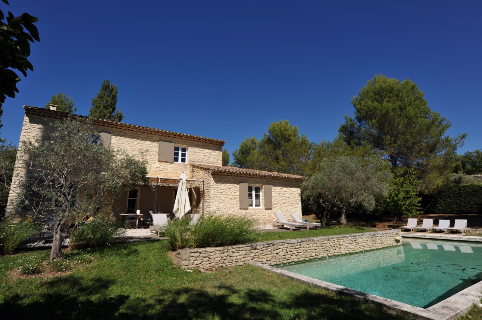 Luberon, maison de hameau en pierres avec piscine et belles prestations   