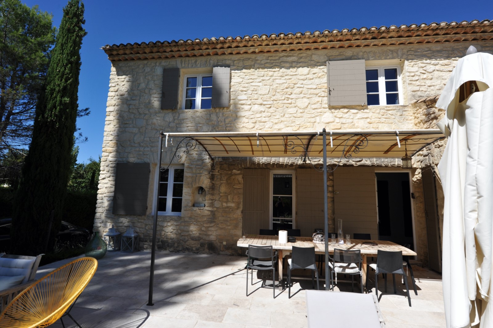 Luberon, maison de hameau en pierres avec piscine et belles prestations   