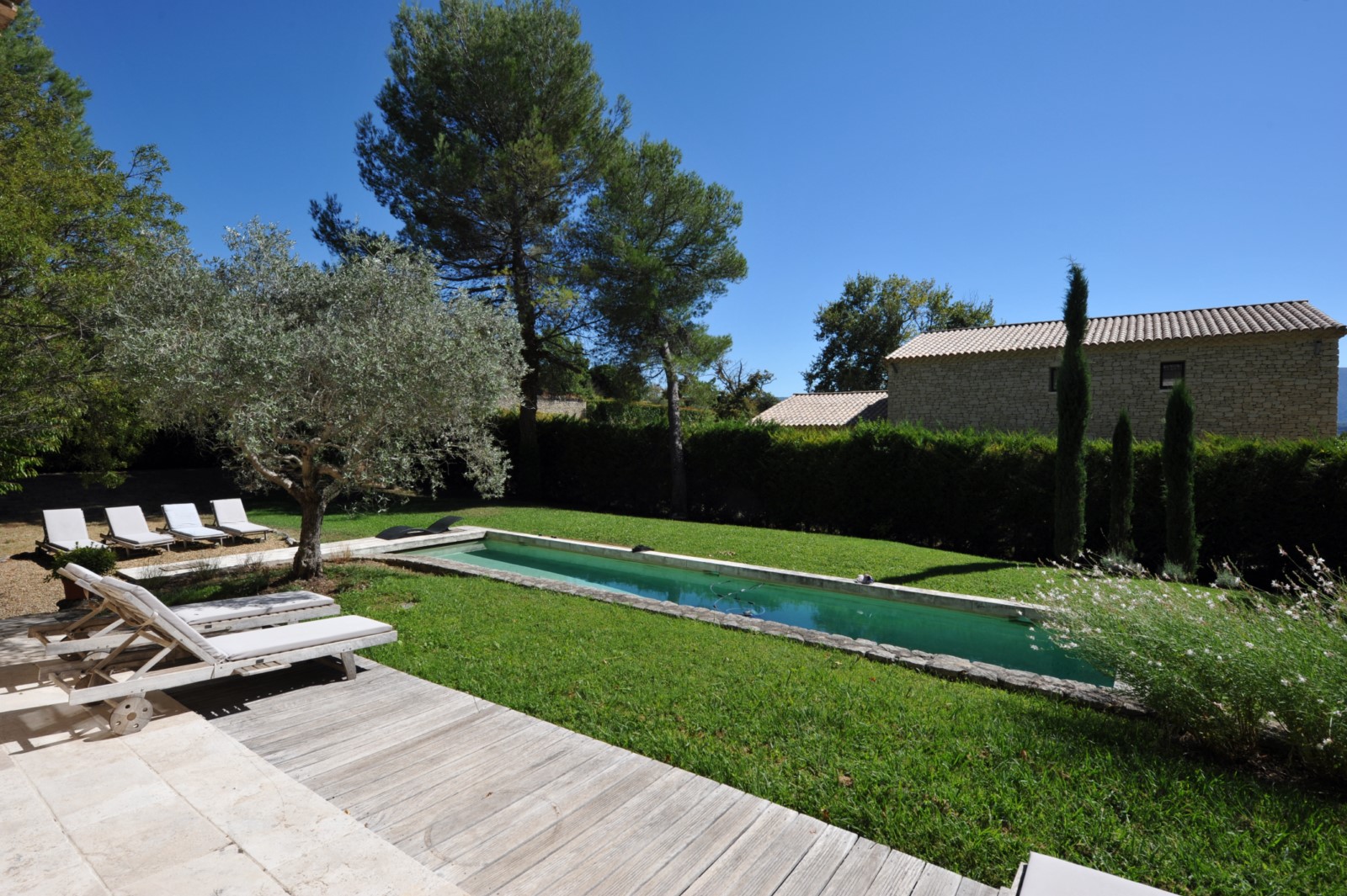 Luberon, maison de hameau en pierres avec piscine et belles prestations   
