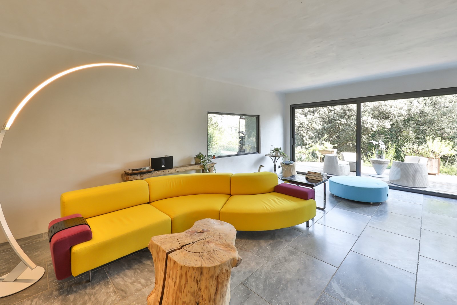 à proximité du Luberon, superbe maison dominante sur terrain clos   