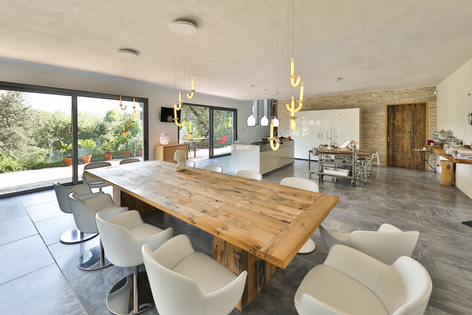 à proximité du Luberon, superbe maison dominante sur terrain clos   