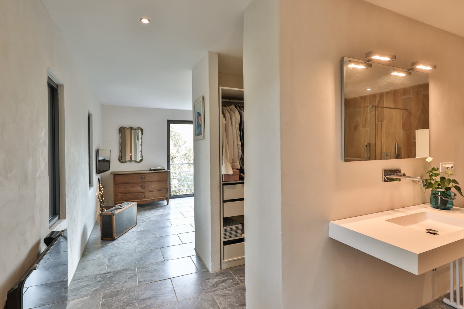 à proximité du Luberon, superbe maison dominante sur terrain clos   