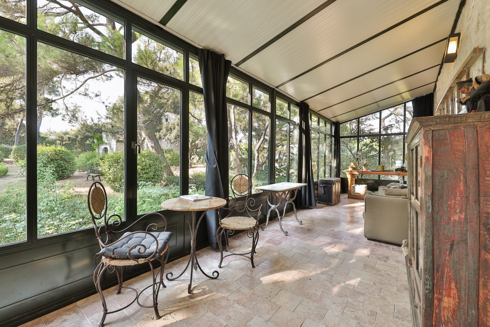 à proximité du Luberon, superbe maison dominante sur terrain clos   