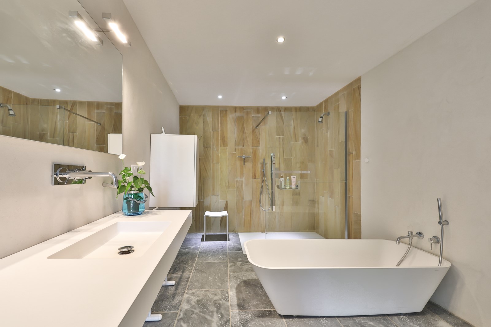 à proximité du Luberon, superbe maison dominante sur terrain clos   
