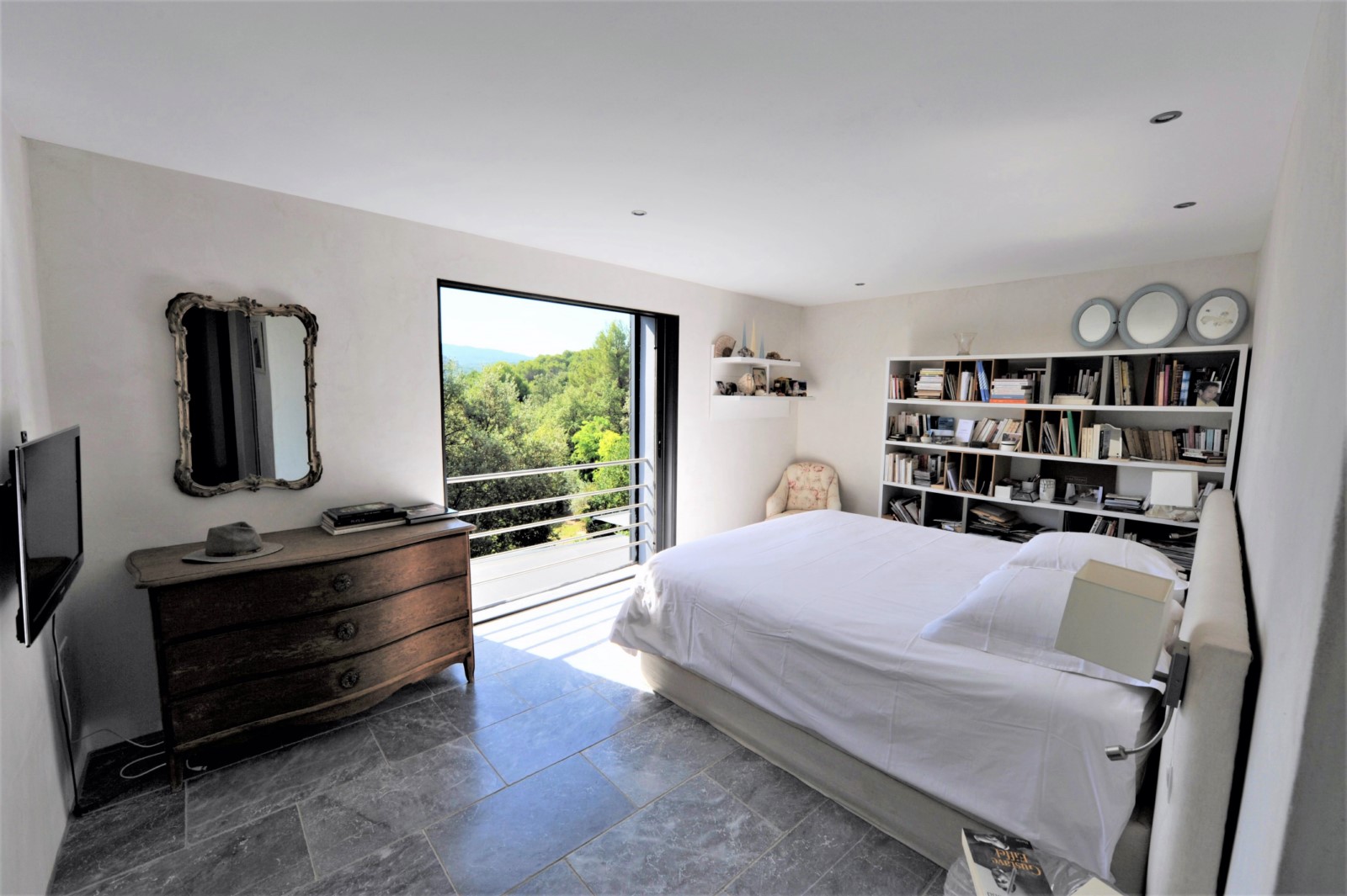à proximité du Luberon, superbe maison dominante sur terrain clos   
