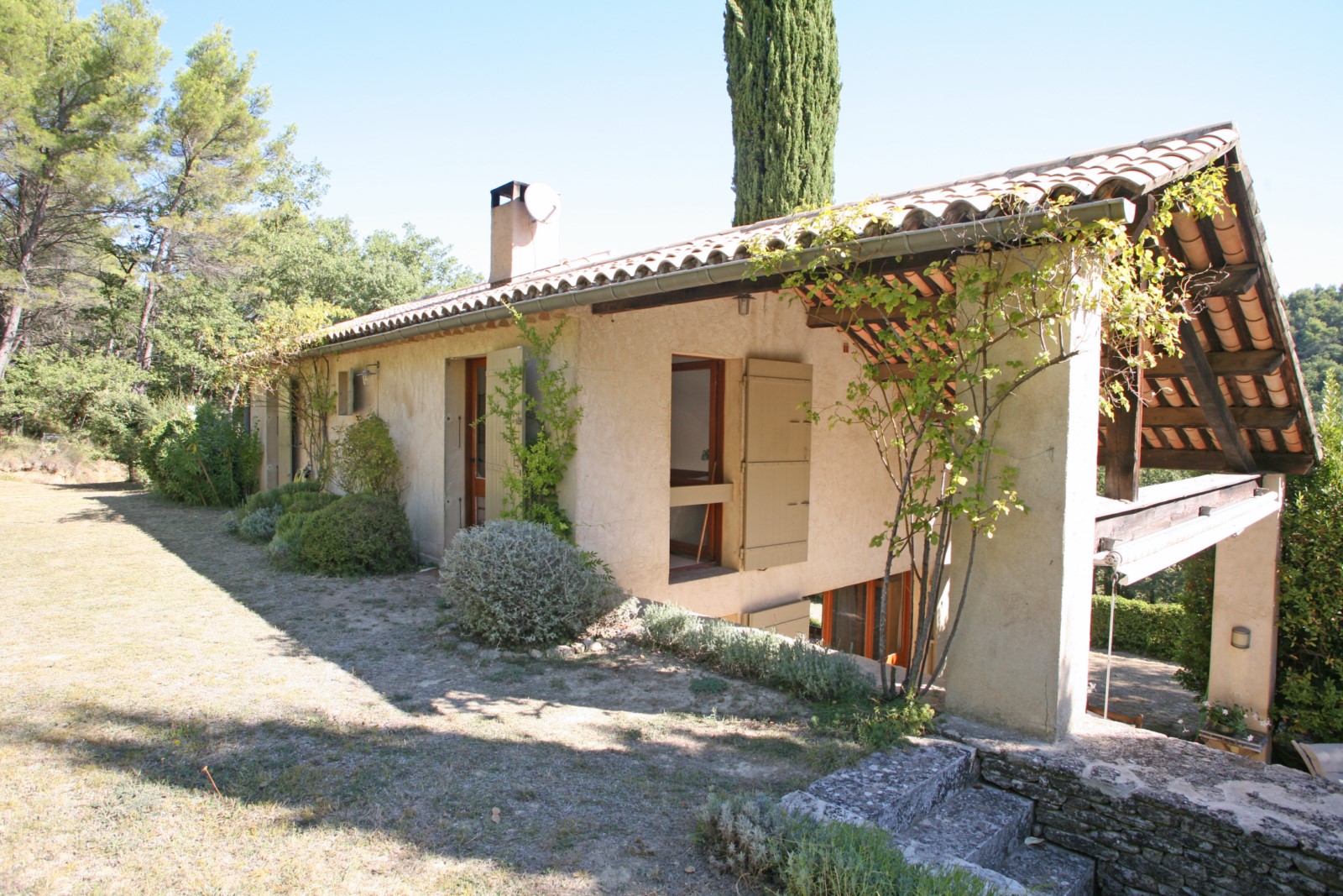 proche de  Ménerbes, maison d'architecte dans environnement calme   