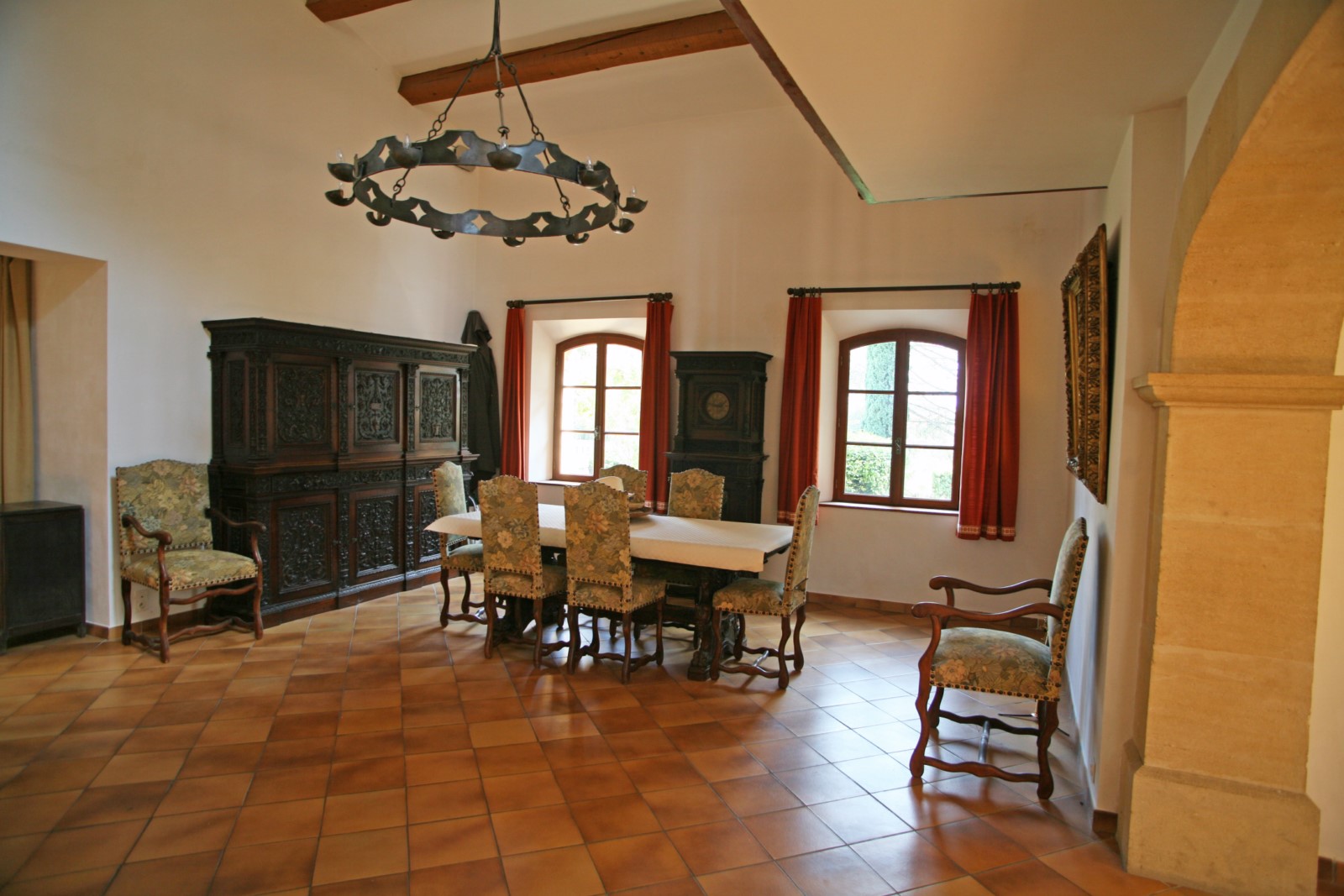 A deux pas de Cabrières-d'Avignon, maison en pierres aux volumes généreux avec piscine   