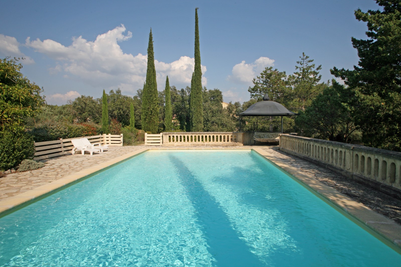 A deux pas de Cabrières-d'Avignon, maison en pierres aux volumes généreux avec piscine   