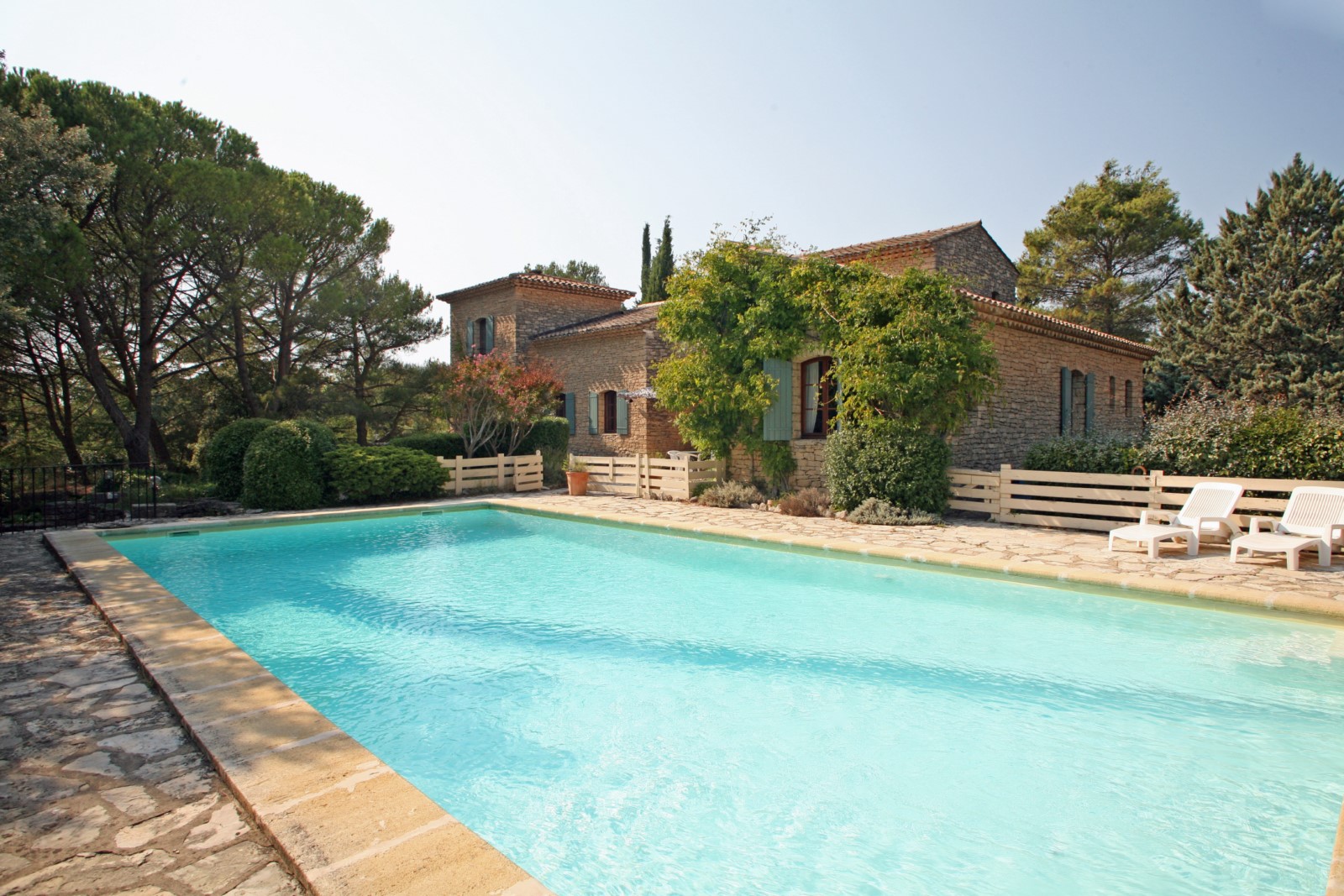 A deux pas de Cabrières-d'Avignon, maison en pierres aux volumes généreux avec piscine   