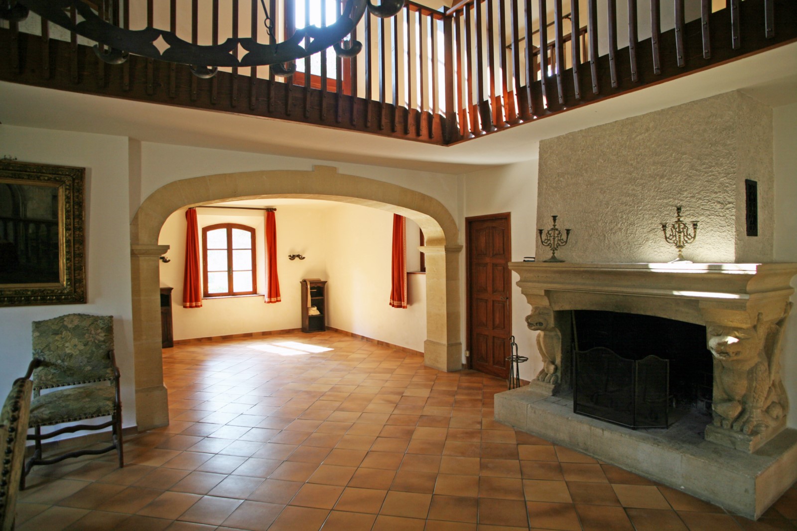 A deux pas de Cabrières-d'Avignon, maison en pierres aux volumes généreux avec piscine   