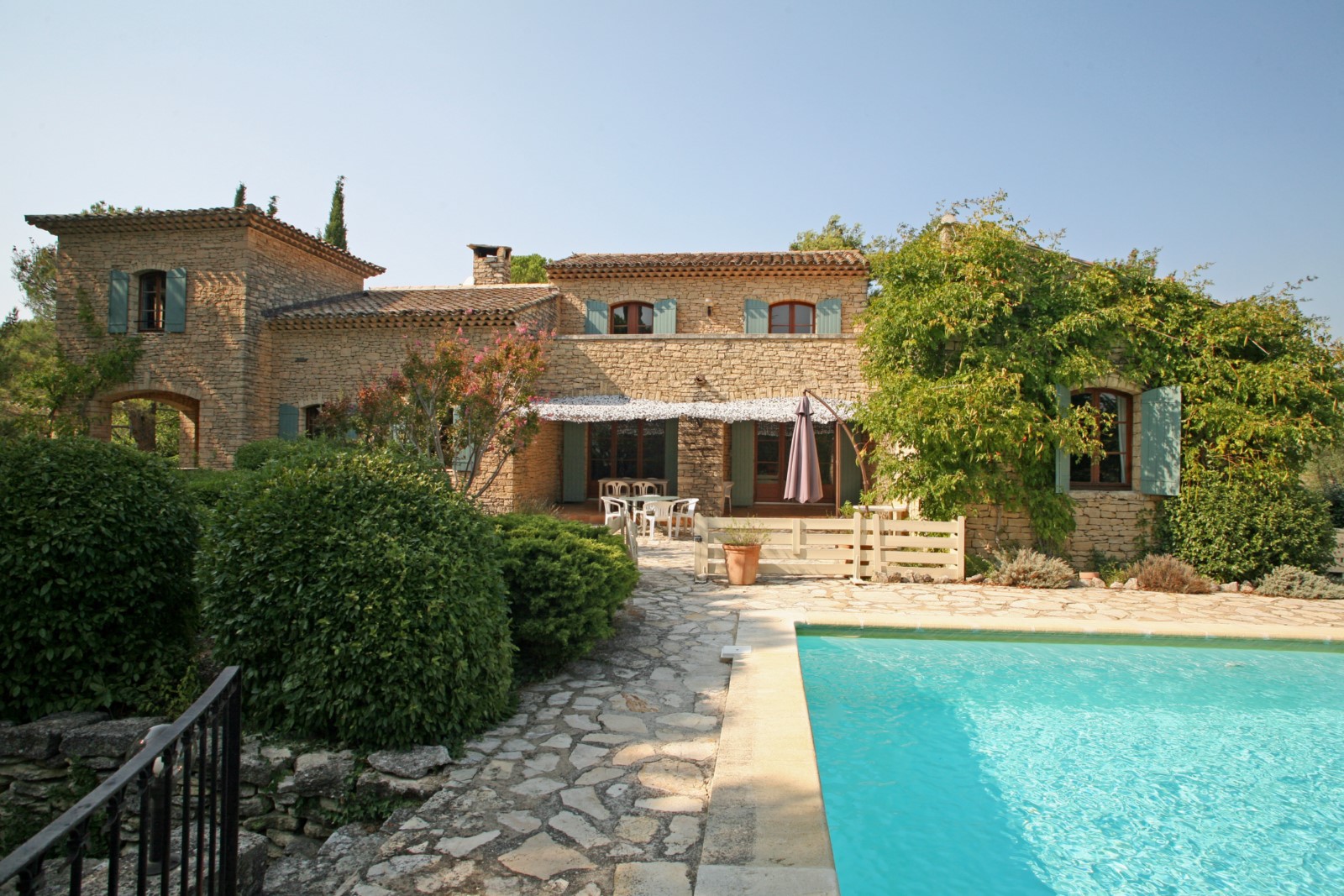A deux pas de Cabrières-d'Avignon, maison en pierres aux volumes généreux avec piscine   