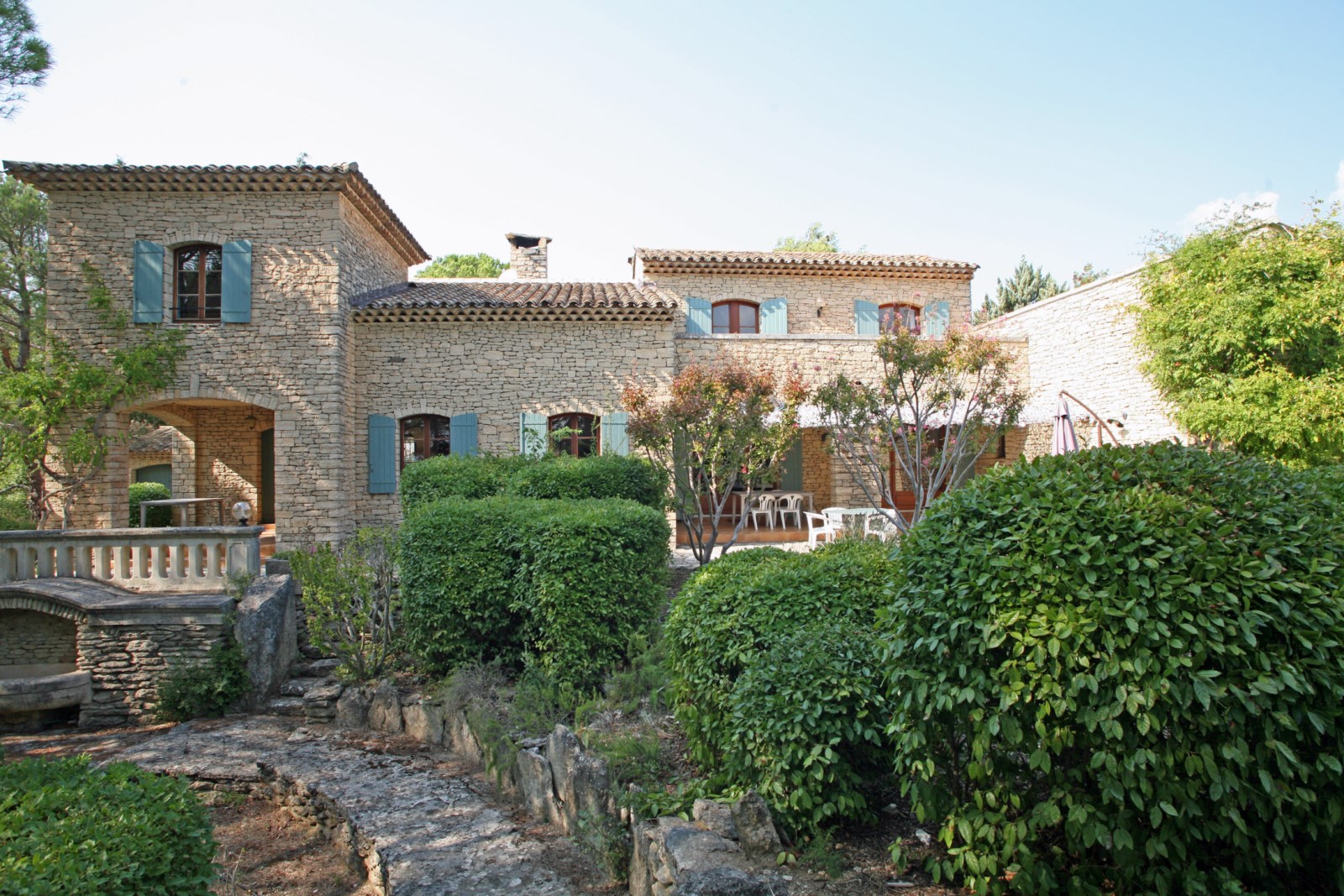 A deux pas de Cabrières-d'Avignon, maison en pierres aux volumes généreux avec piscine   