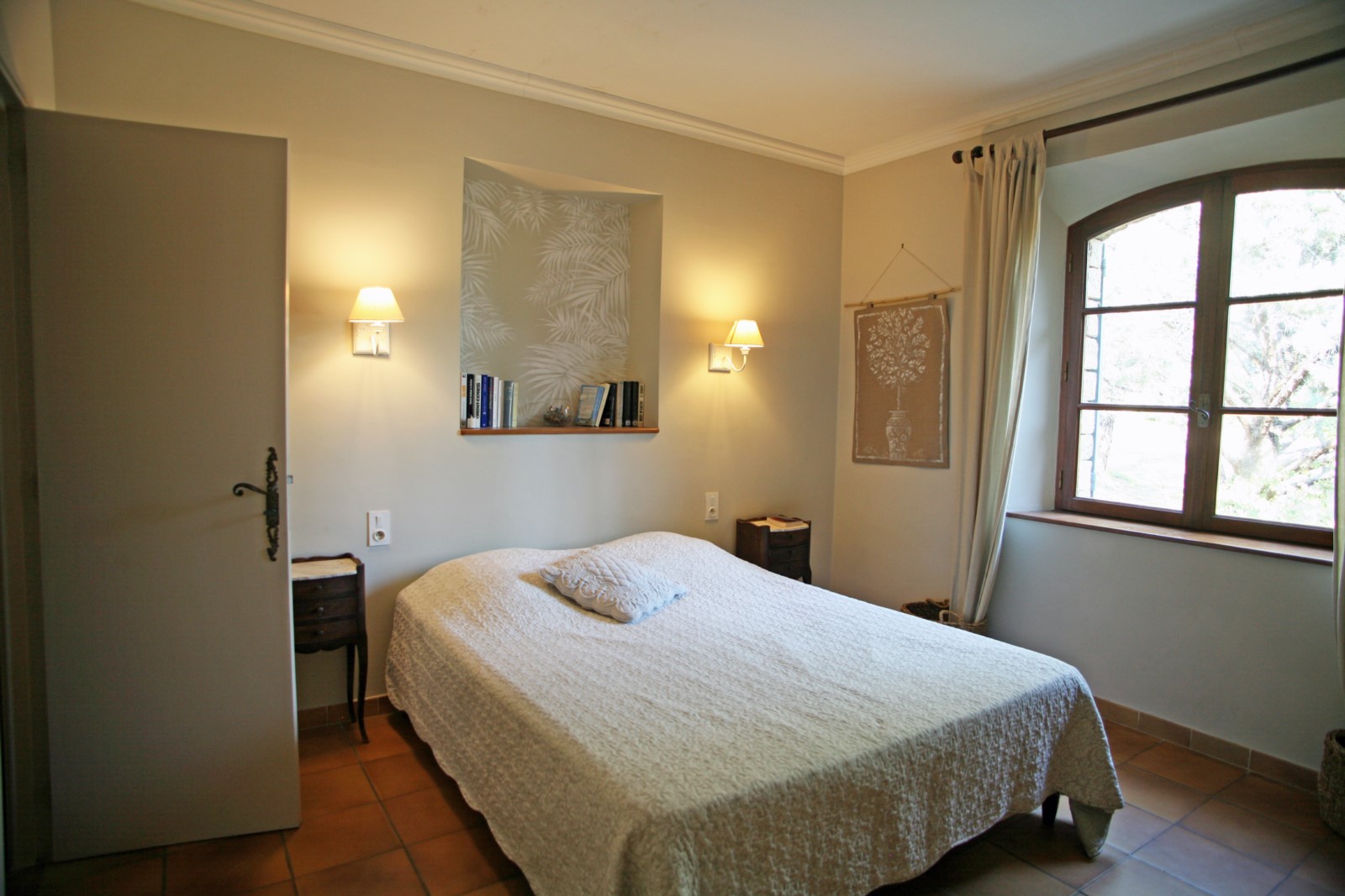 A deux pas de Cabrières-d'Avignon, maison en pierres aux volumes généreux avec piscine   