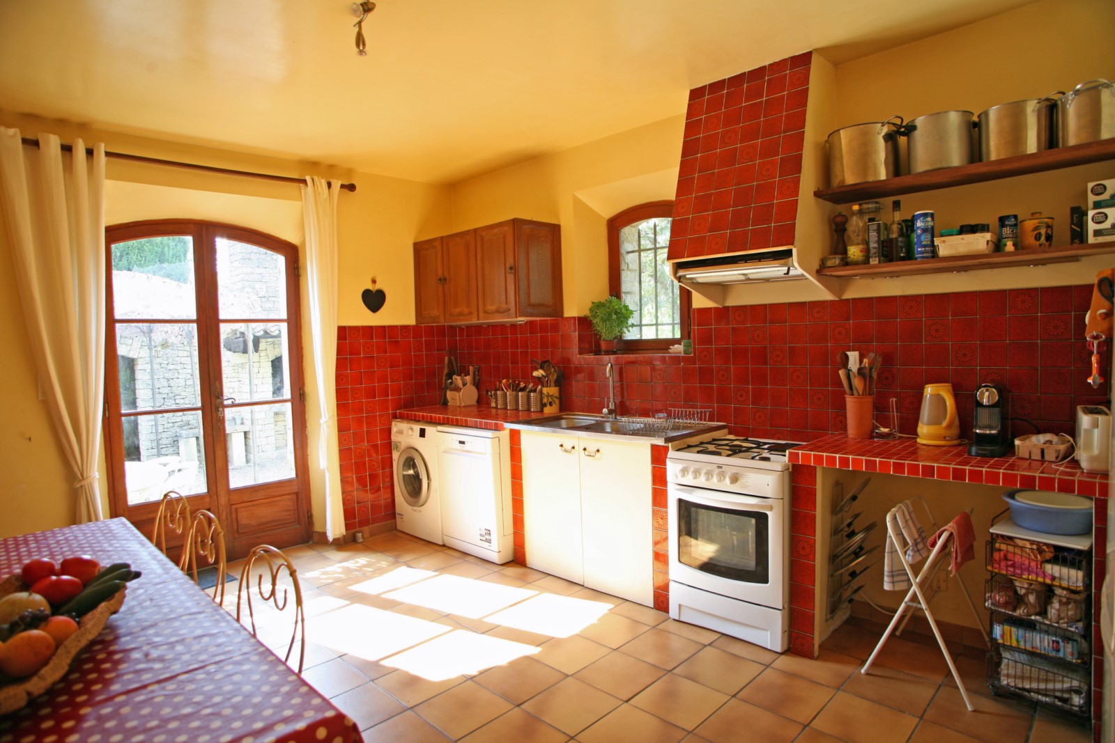 A deux pas de Cabrières-d'Avignon, maison en pierres aux volumes généreux avec piscine   