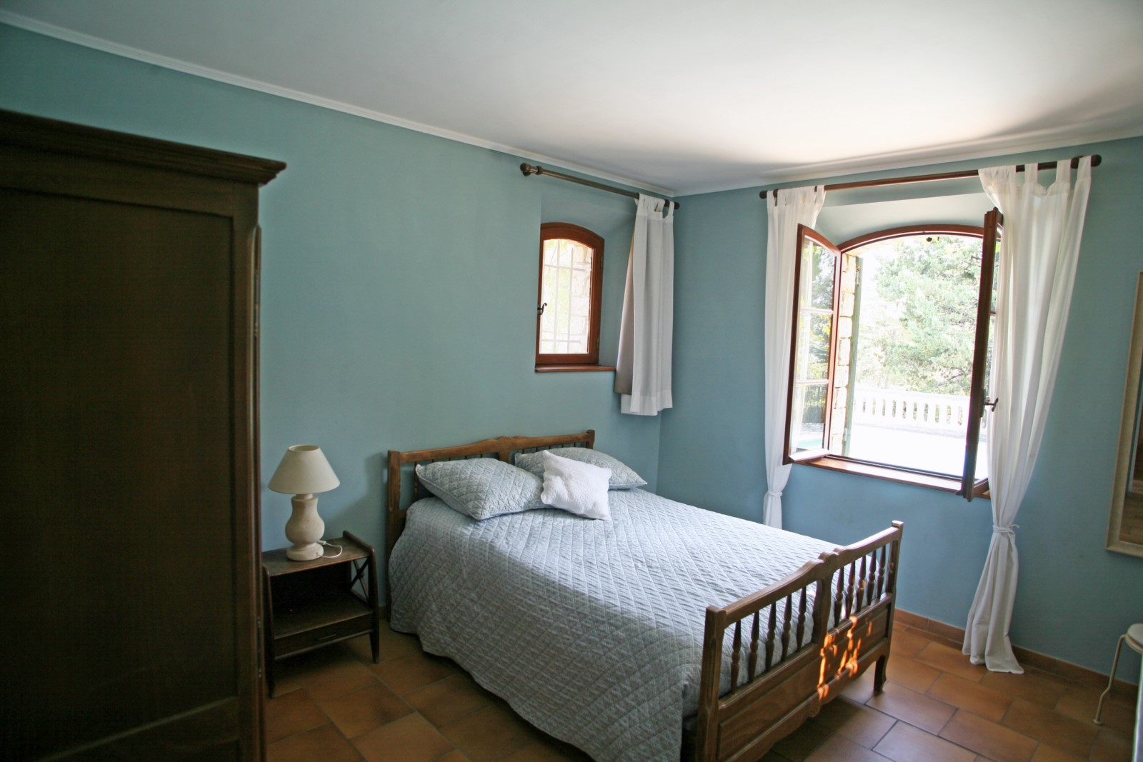 A deux pas de Cabrières-d'Avignon, maison en pierres aux volumes généreux avec piscine   
