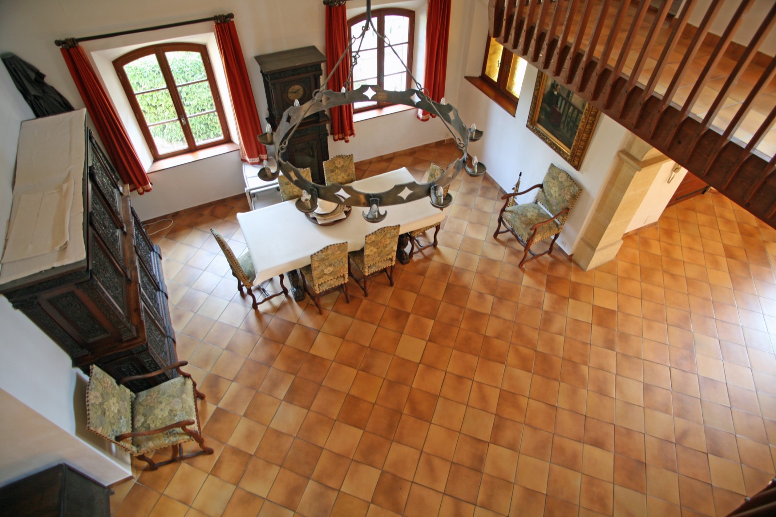 A deux pas de Cabrières-d'Avignon, maison en pierres aux volumes généreux avec piscine   