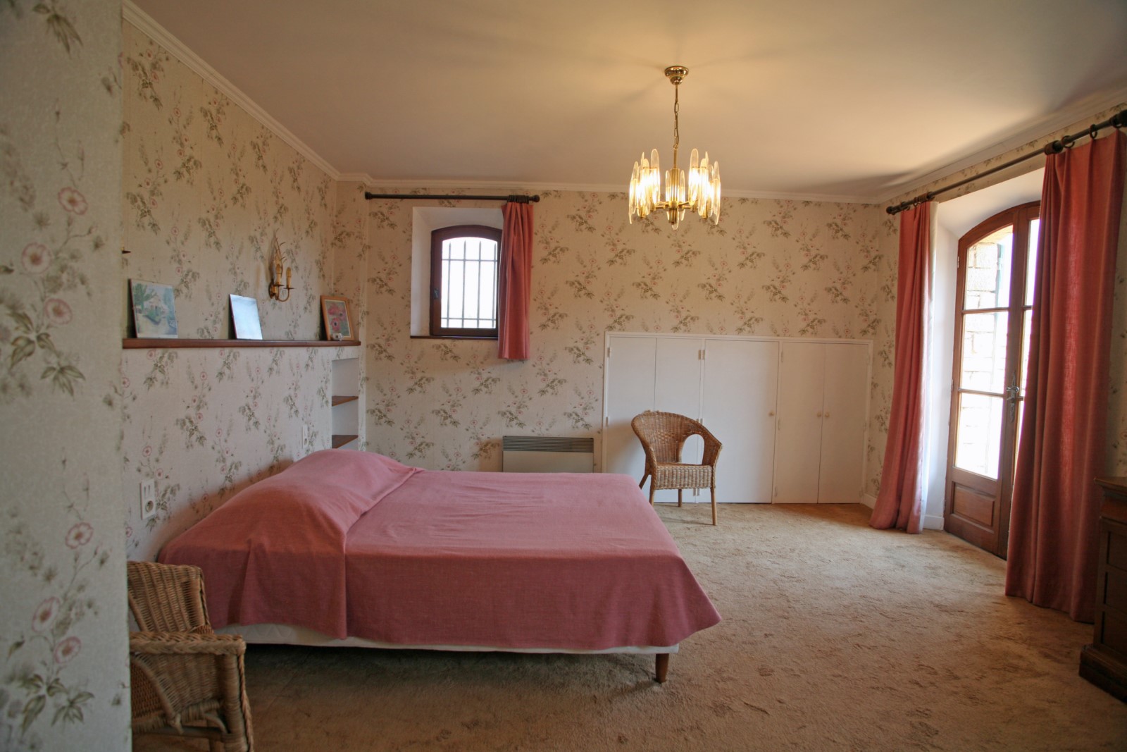 A deux pas de Cabrières-d'Avignon, maison en pierres aux volumes généreux avec piscine   