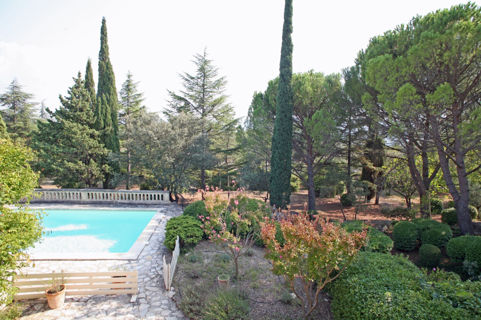 A deux pas de Cabrières-d'Avignon, maison en pierres aux volumes généreux avec piscine   