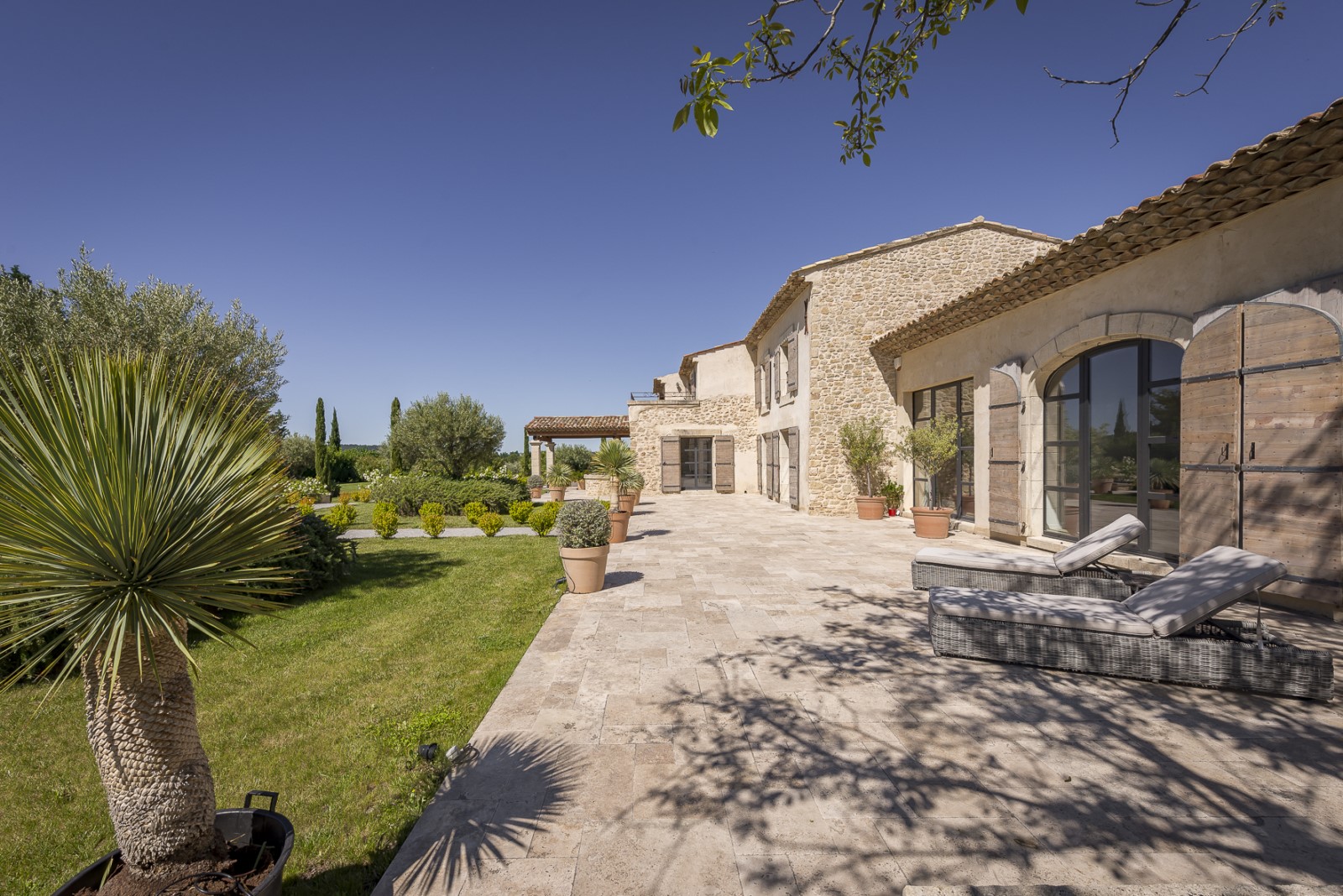 proche Lourmarin, authentique mas en pierres entièrement rénové sur 1,7 hectare   