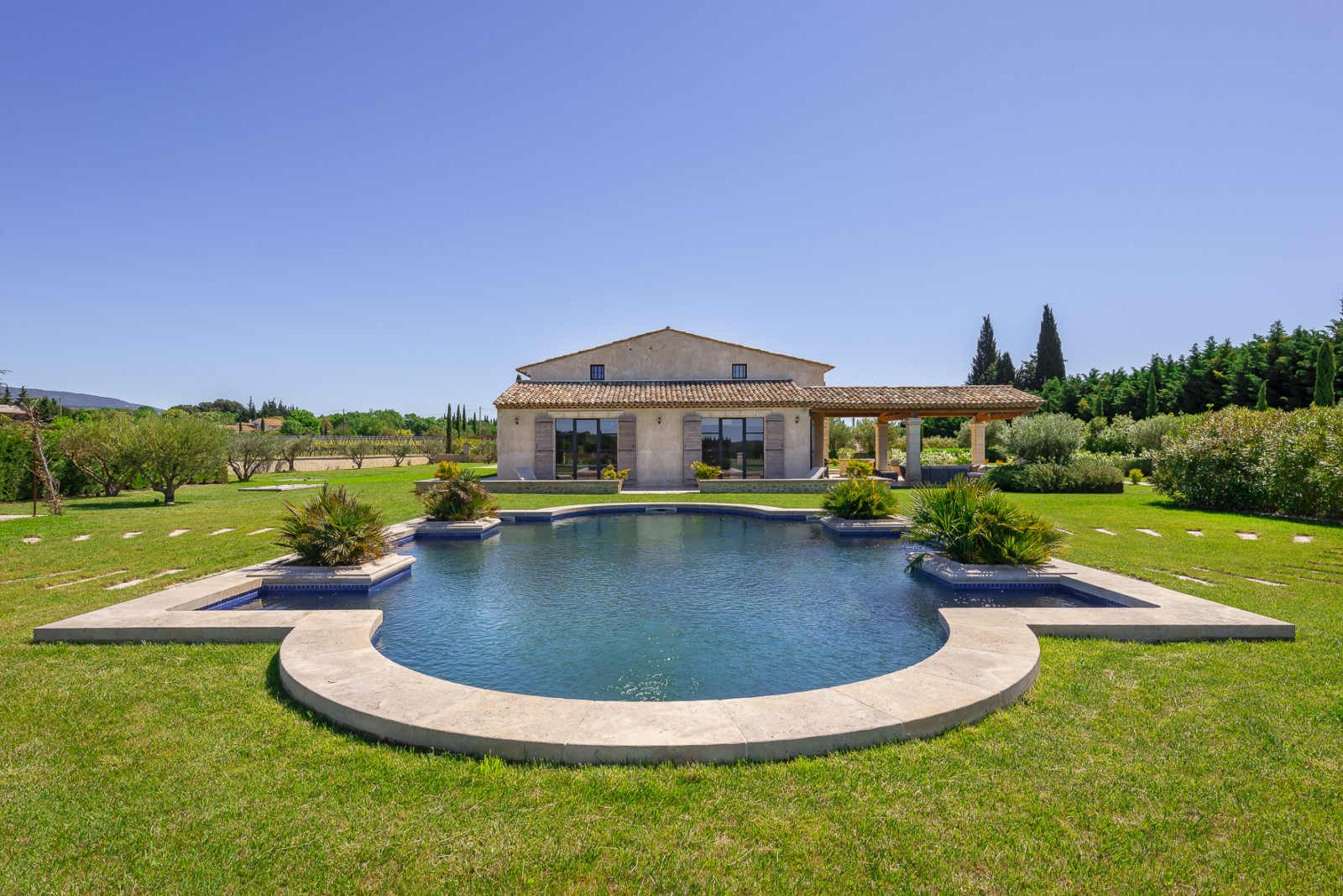 proche Lourmarin, authentique mas en pierres entièrement rénové sur 1,7 hectare   