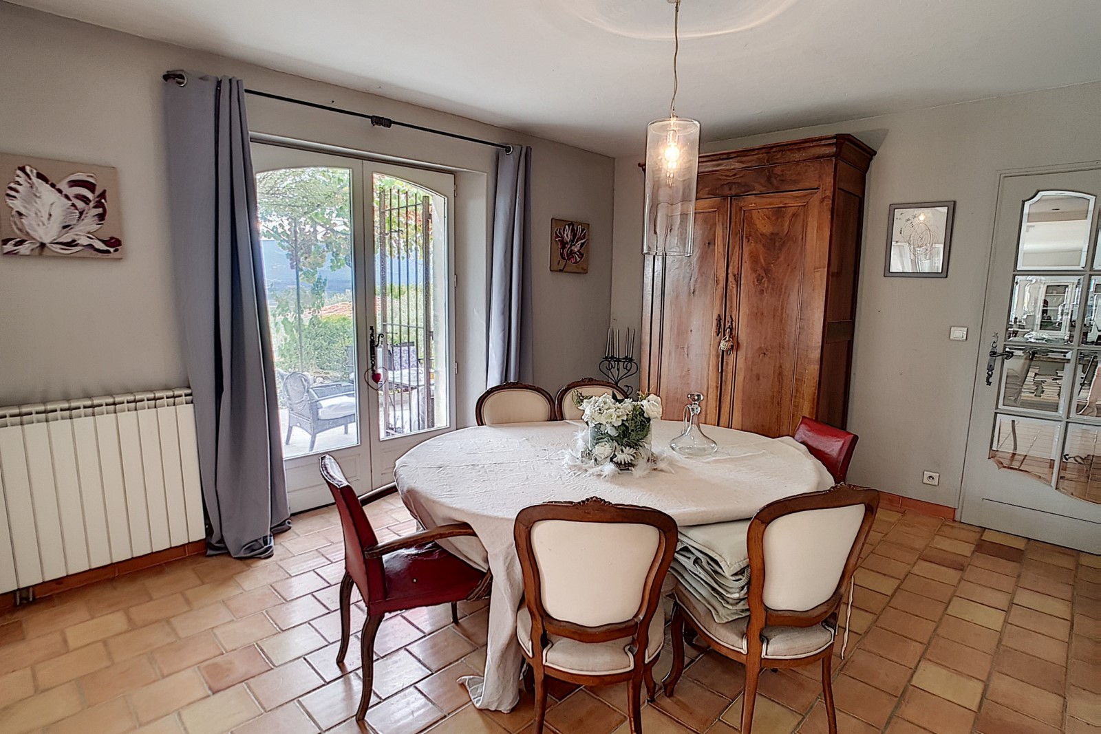Gordes : maison en pierre avec vue panoramique   