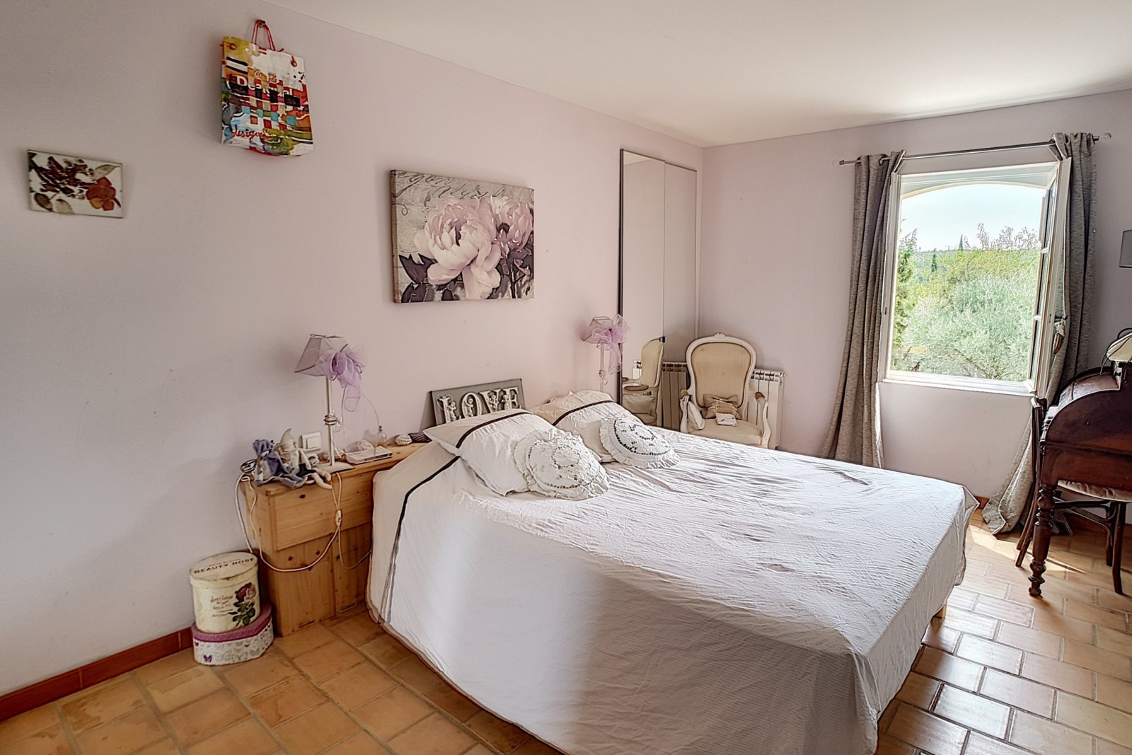 Gordes : maison en pierre avec vue panoramique   