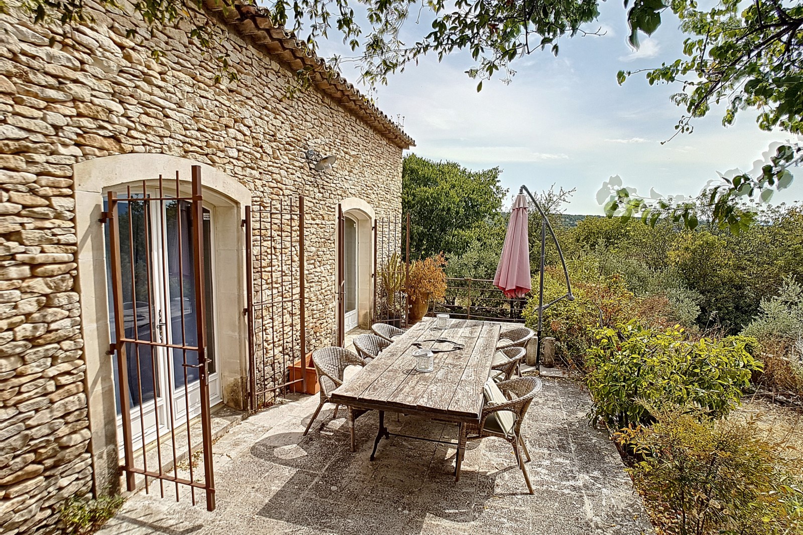 Gordes : maison en pierre avec vue panoramique   