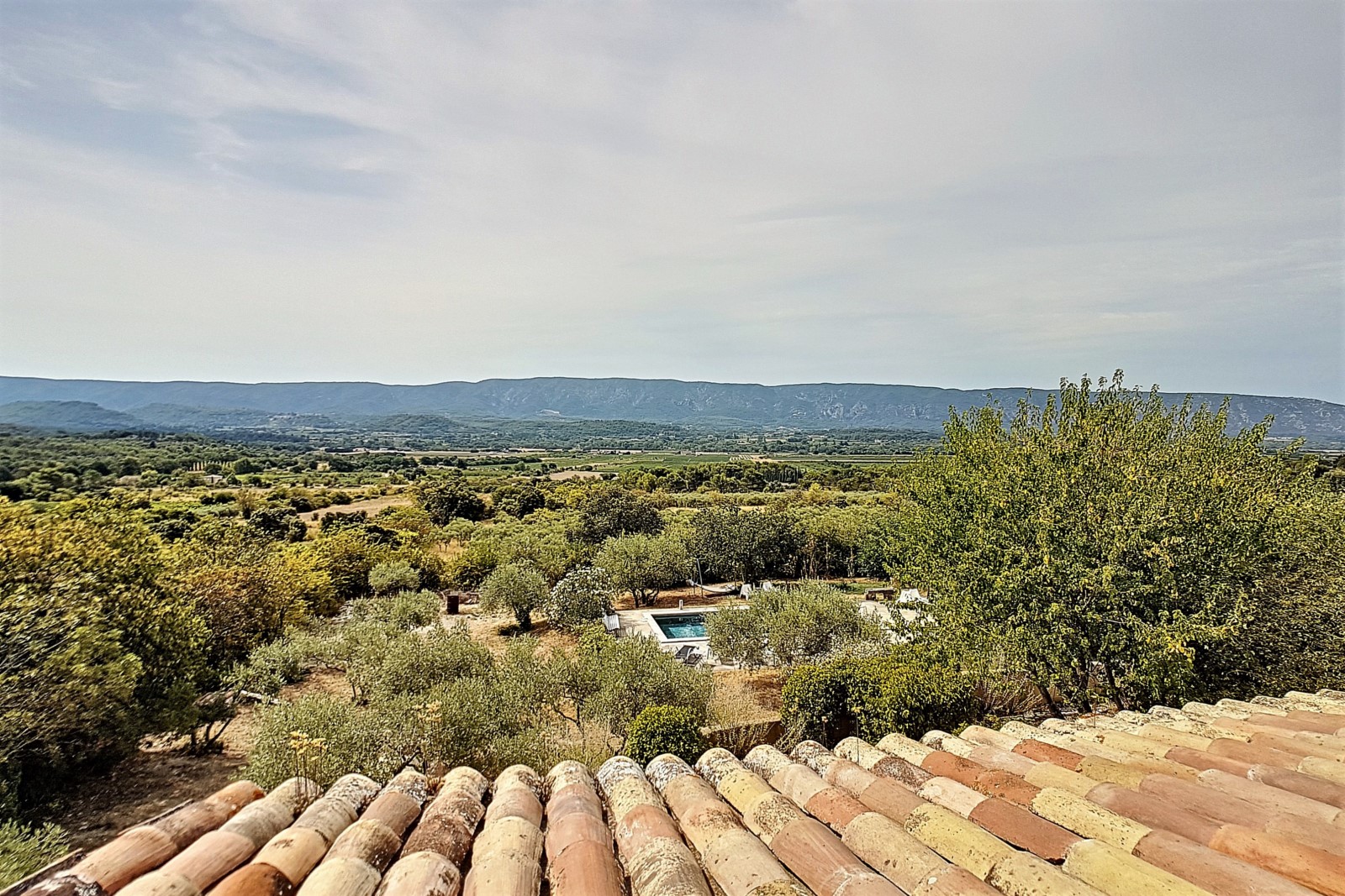 Gordes : maison en pierre avec vue panoramique   