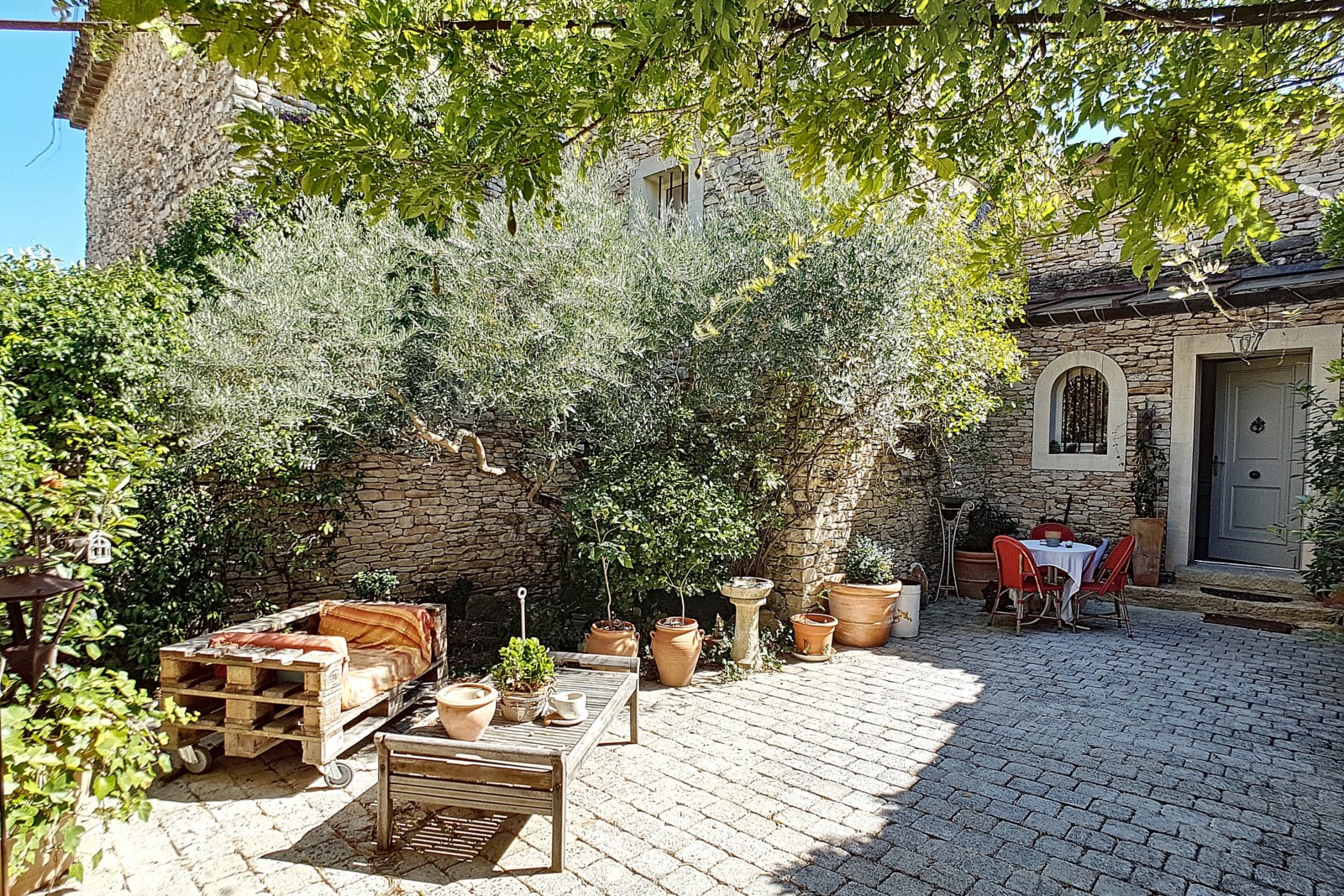 Gordes : maison en pierre avec vue panoramique   