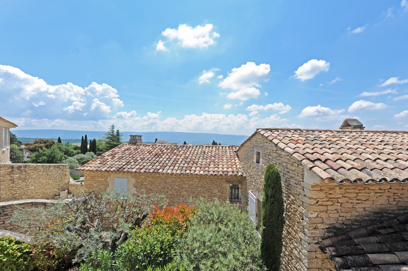 Jolie maison de charme avec piscine dans le village de Gordes   