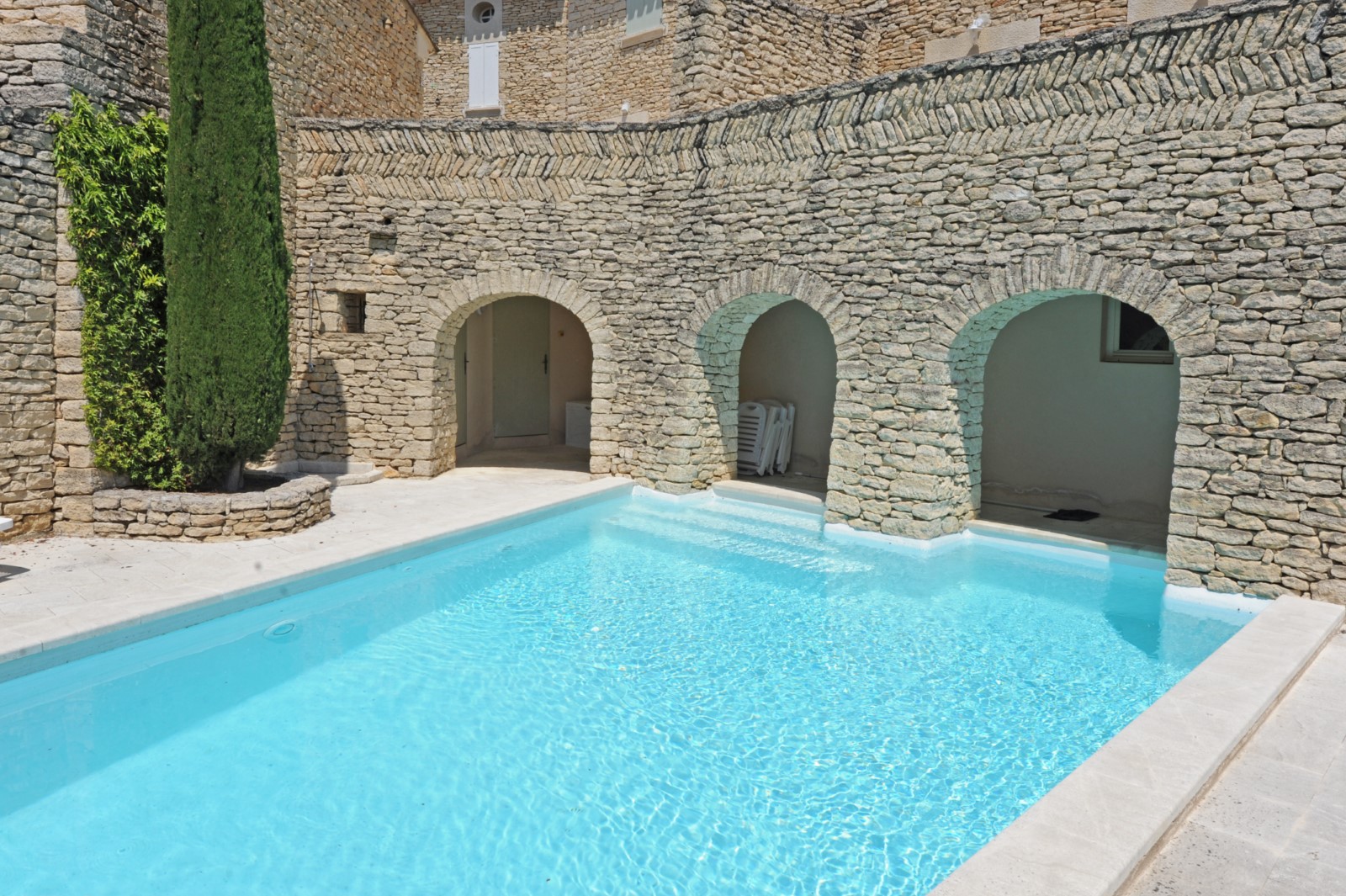 Jolie maison de charme avec piscine dans le village de Gordes   