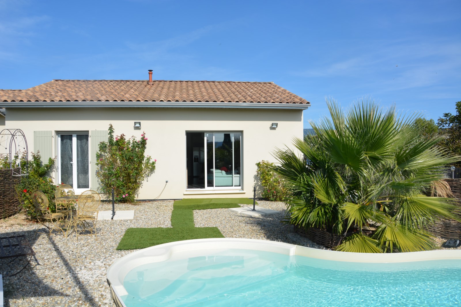à proximité des villages perchés du Luberon, villa récente avec piscine   