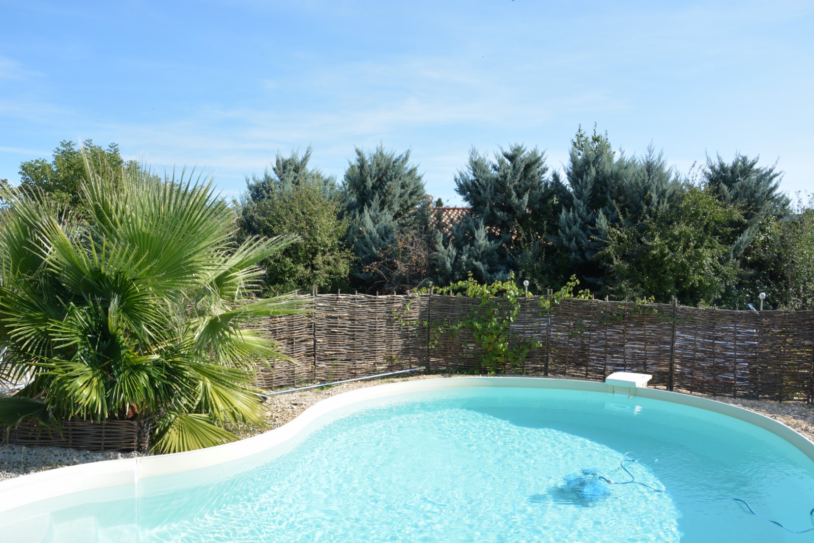 à proximité des villages perchés du Luberon, villa récente avec piscine   