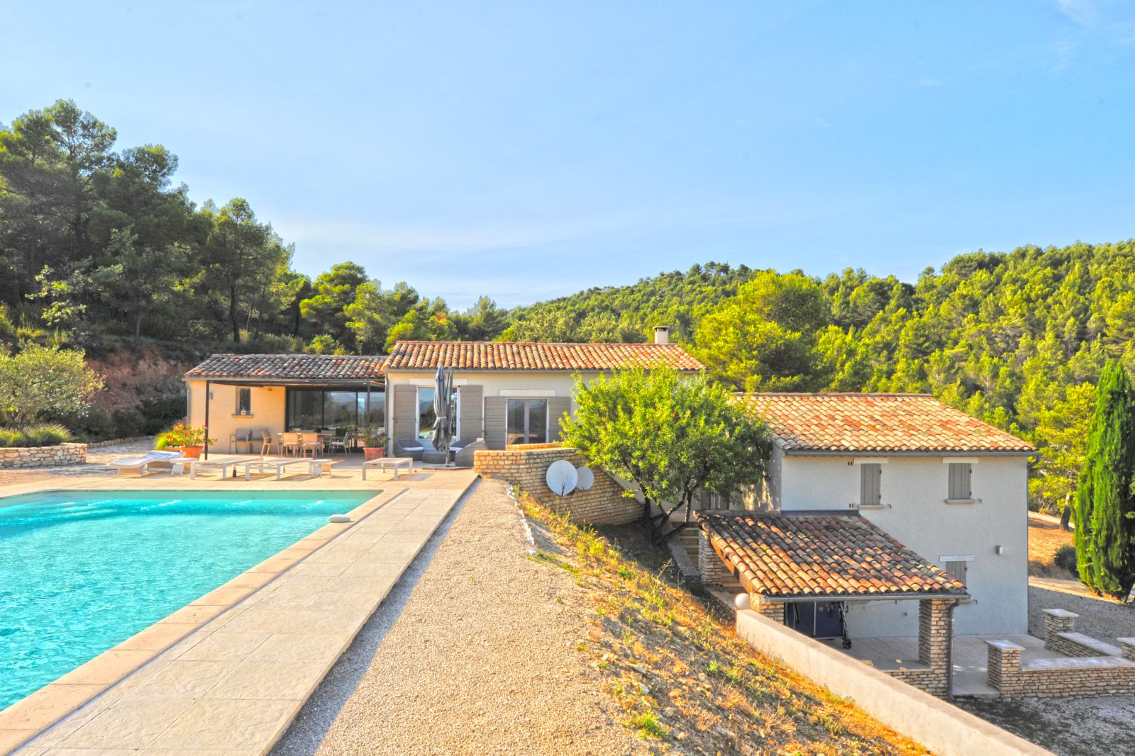 Luberon, villa avec vue panoramique sur 1,6 hectares   