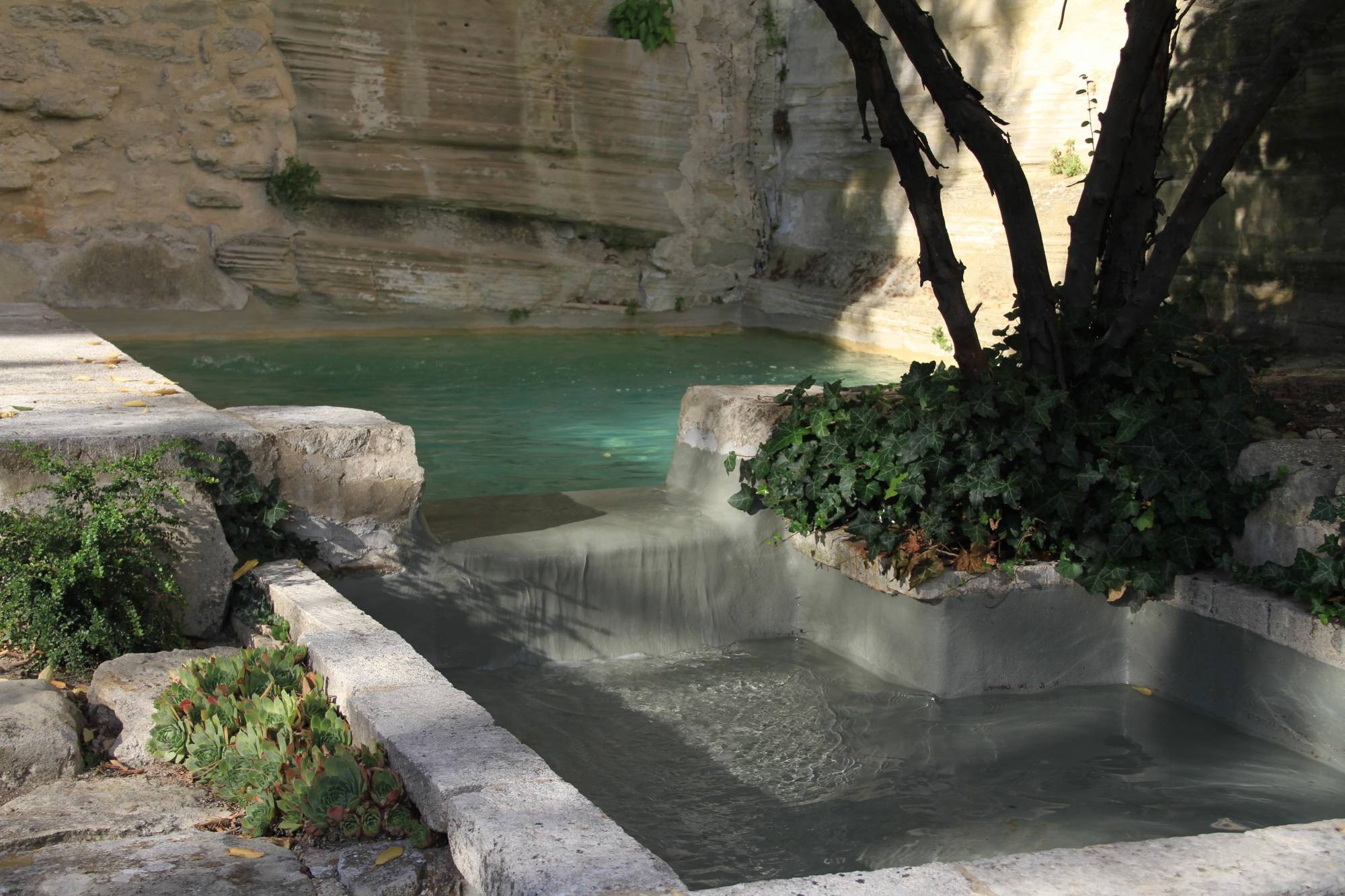 SUPERBE MAISON DE VILLAGE AVEC VUE, PISCINE ET JARDIN REMARQUABLE   
