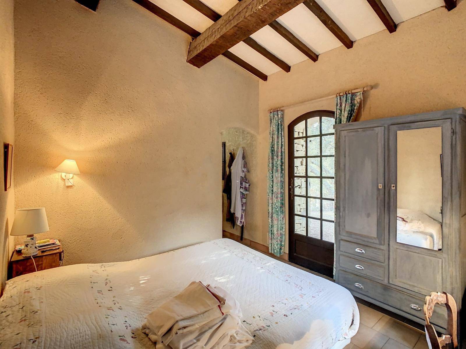 MAISON EN PIERRE AVEC PISCINE A DEUX PAS DU VILLAGE DE GORDES   