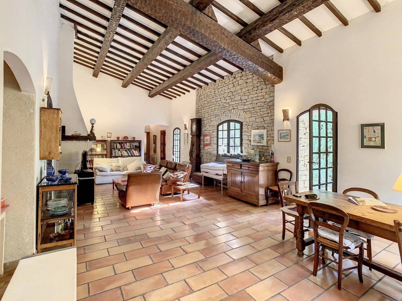 MAISON EN PIERRE AVEC PISCINE A DEUX PAS DU VILLAGE DE GORDES   