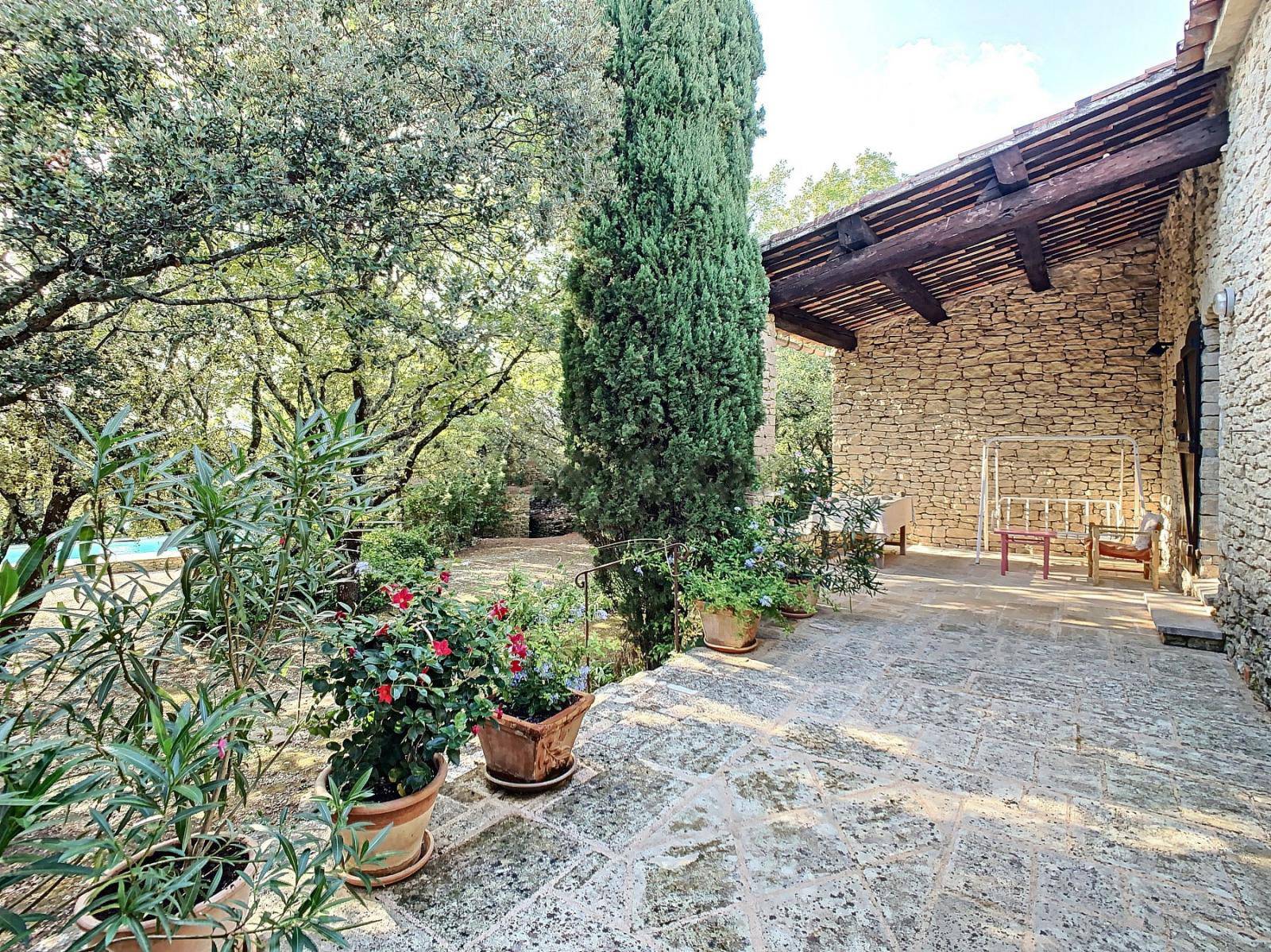 MAISON EN PIERRE AVEC PISCINE A DEUX PAS DU VILLAGE DE GORDES   