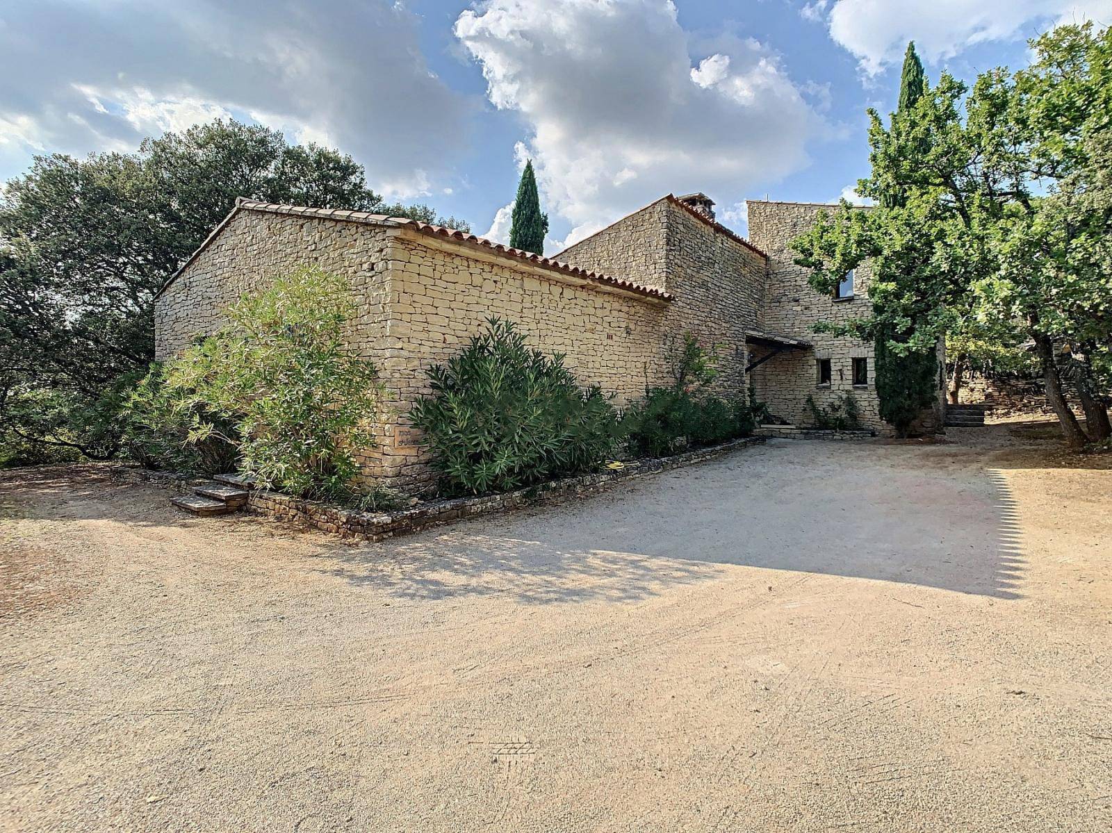 MAISON EN PIERRE AVEC PISCINE A DEUX PAS DU VILLAGE DE GORDES   