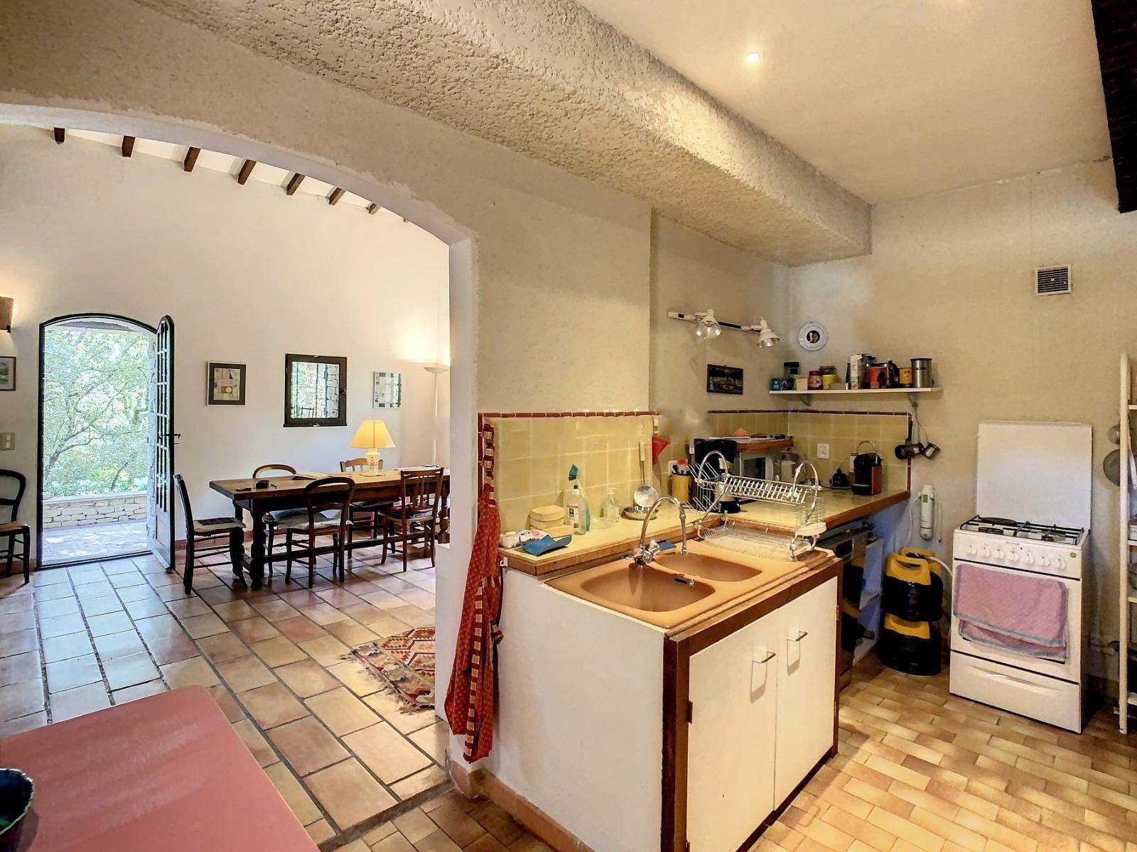MAISON EN PIERRE AVEC PISCINE A DEUX PAS DU VILLAGE DE GORDES   