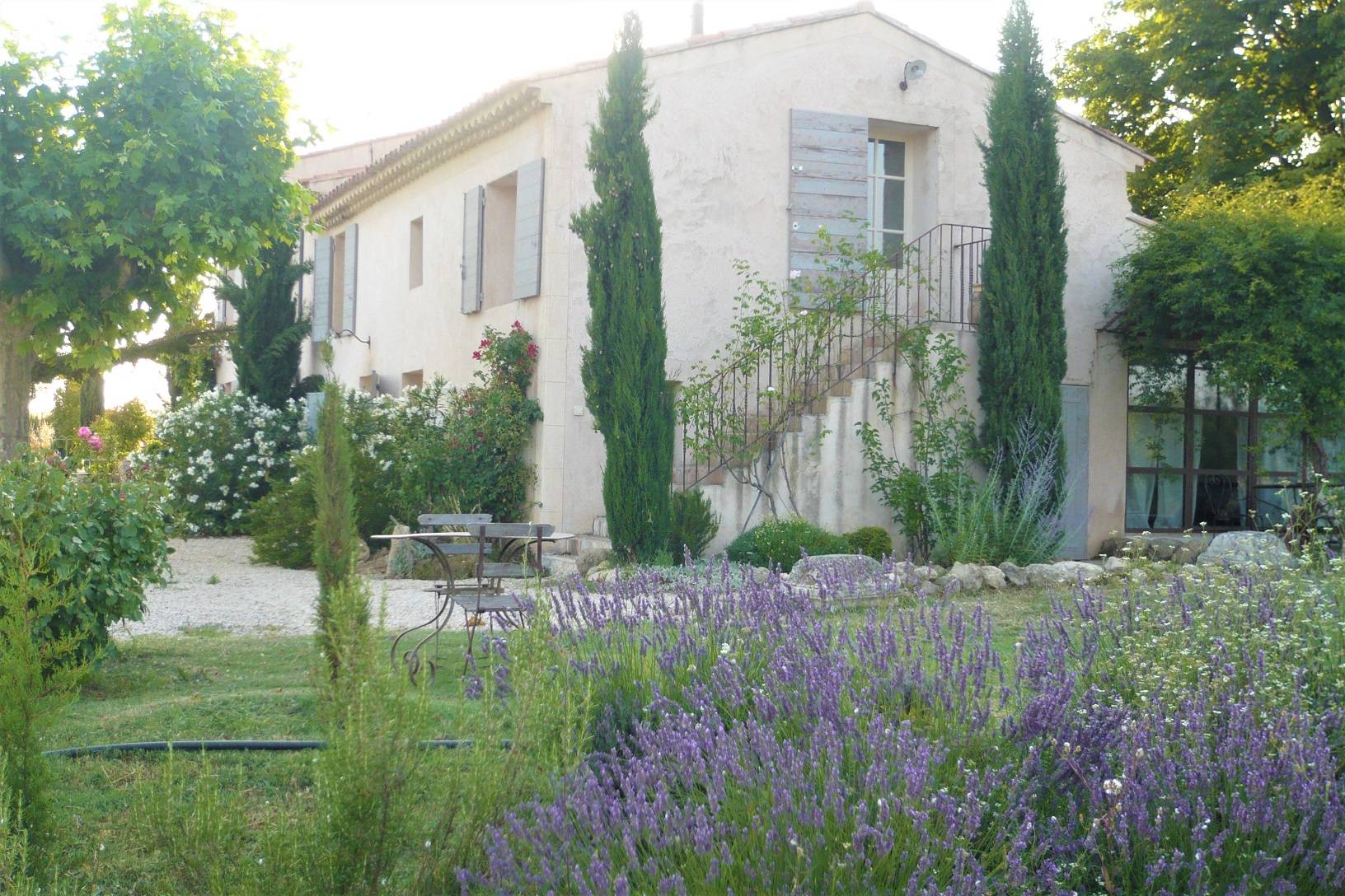 Luberon sud, mas avec gîtes et piscine à Sannes   