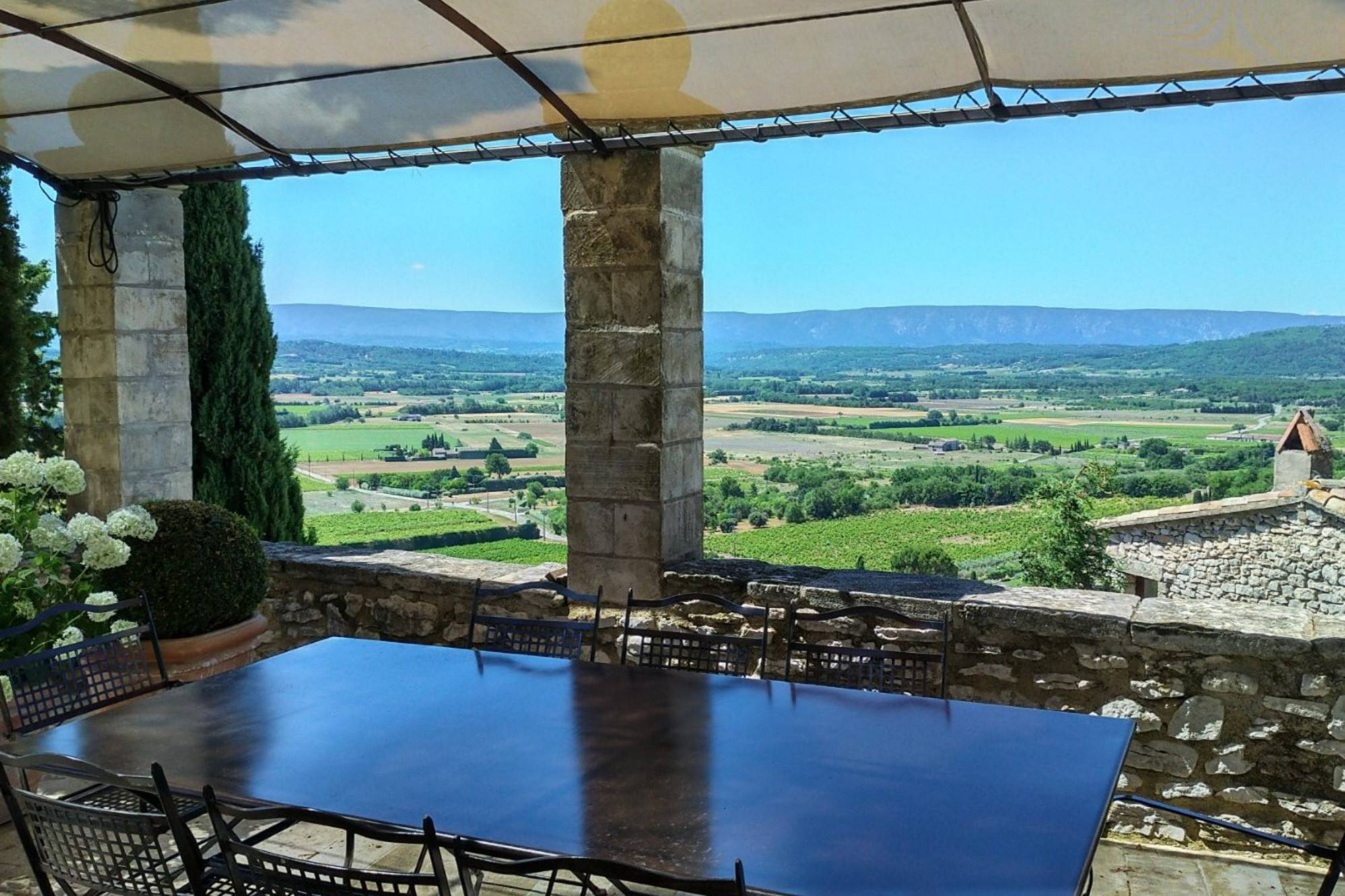 Terrasse rénovée propriété de prestige en Luberon